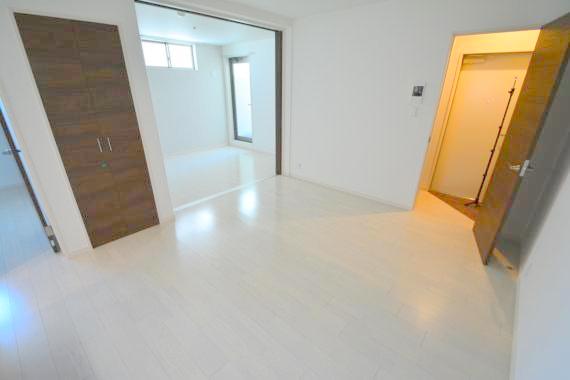 居室・リビング　家具配置がしやすいですね。