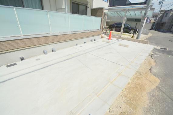 駐車場　敷地内にある駐車場。愛車がすぐ近くに置けると安心ですよね。