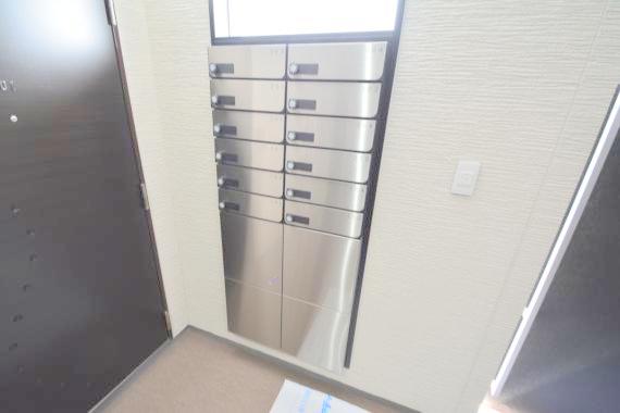 ロビー　ロビーにある各部屋毎のメールボックス。