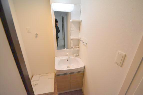 洗面設備　人気の独立洗面所にはうれしいシャンプードレッサーが付いてます