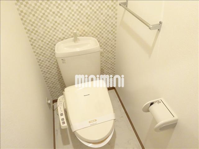 トイレ　温水洗浄便座つきのお手洗いです。