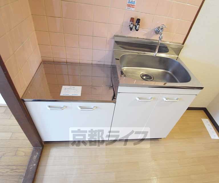 キッチン　コンパクトながらも２口コンロ設置可能です。