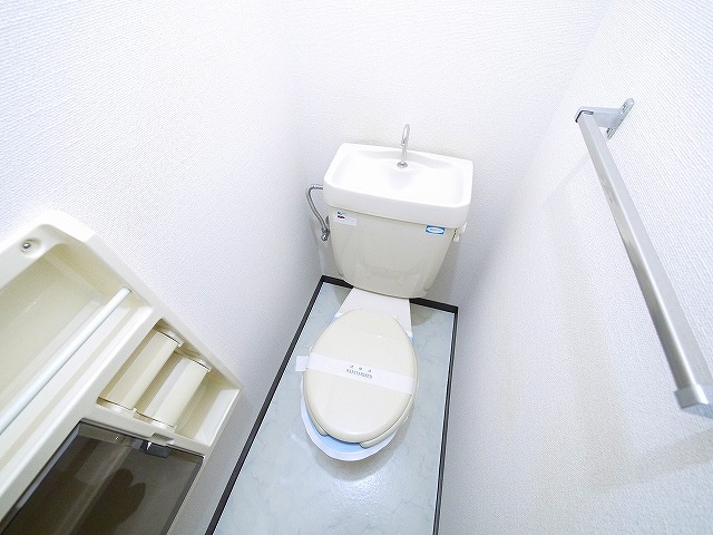 トイレ　落ち着いた色調のトイレです