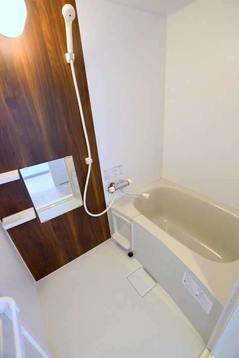 バス・シャワールーム　広々タイプのお風呂です♪