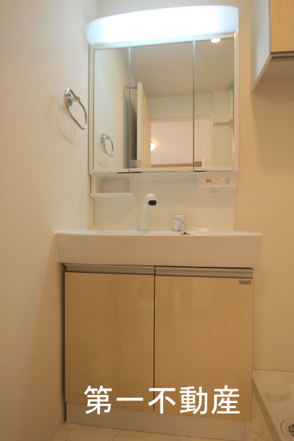 洗面設備　三面鏡化粧台