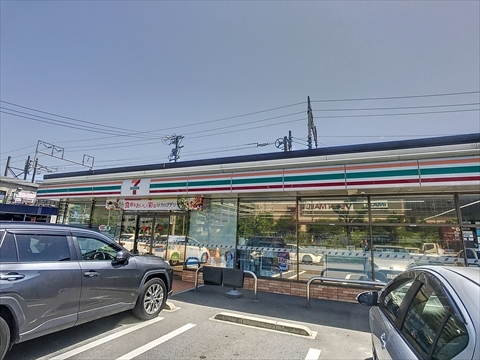 コンビニ　セブン－イレブン名古屋南大高駅前店（コンビニ）まで878m