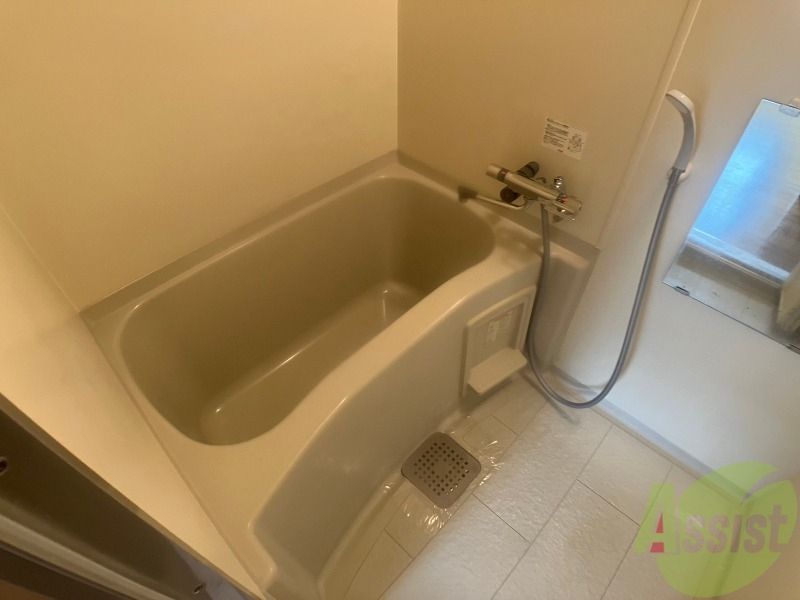 バス・シャワールーム　バスルームは狭すぎず、シャワーも浴びやすそうです。