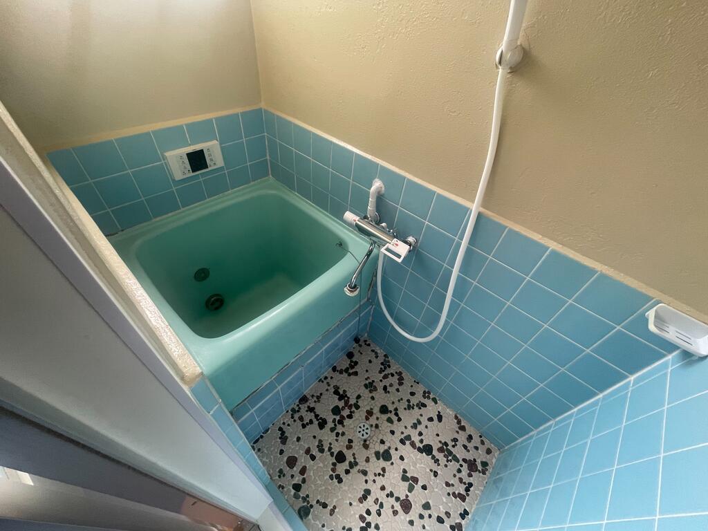 バス・シャワールーム　コンパクトな新しいお風呂です。