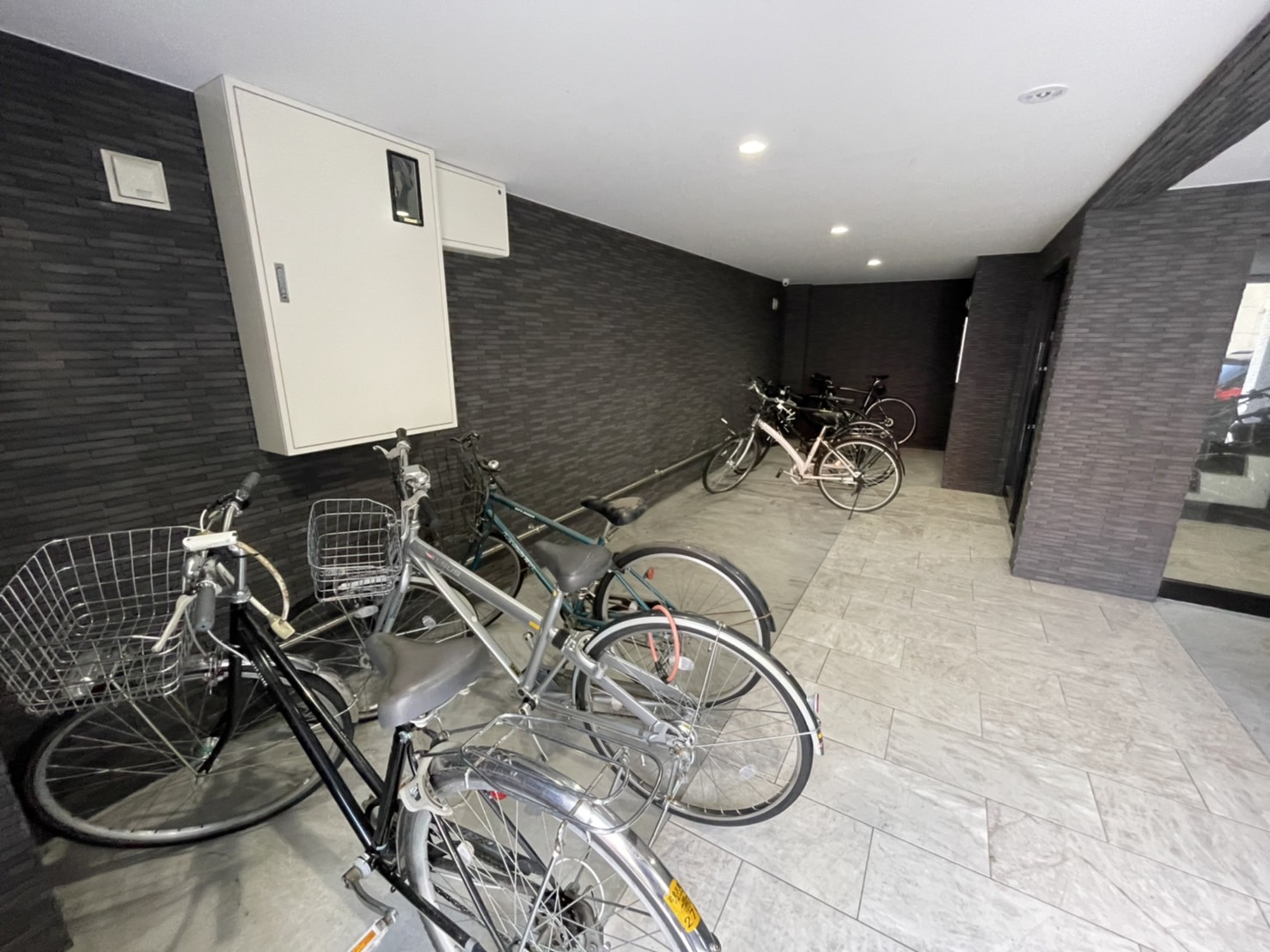 ロビー　屋内駐輪場で、冬も安心です☆