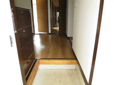 玄関　玄関横にはシューズボックス付き!!