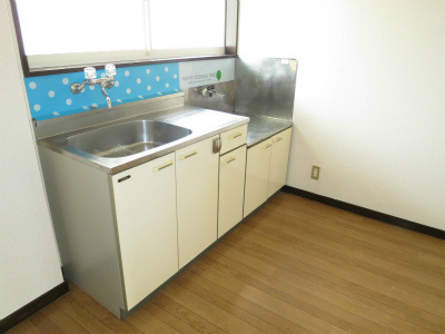 キッチン　窓が付いて明るいキッチンです♪