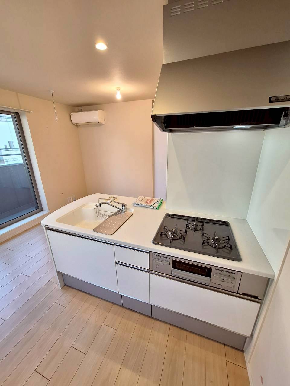 キッチン　３口ガスコンロ