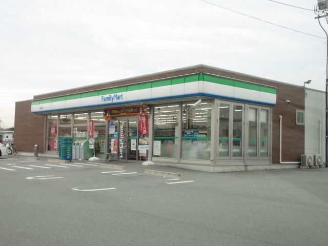 コンビニ　ファミリーマート（コンビニ）まで110m