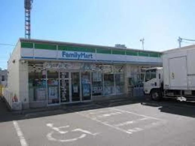 コンビニ　ファミリーマート（コンビニ）まで760m