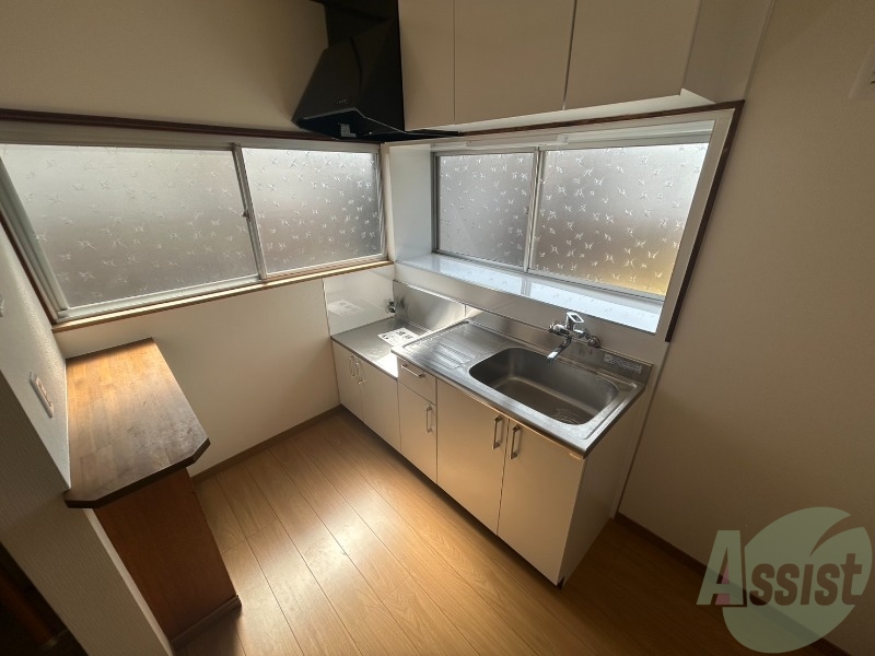 キッチン　換気のしやすいカウンター付のキッチンです。