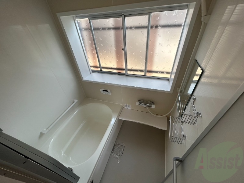 バス・シャワールーム　綺麗な浴室で換気もしやすくカビ対策もできます。