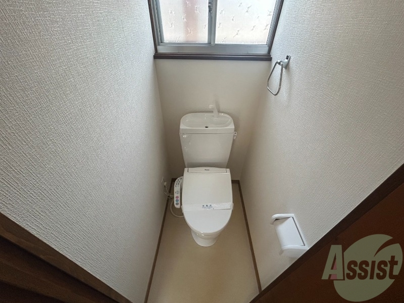 トイレ　温水洗浄便座のトイレでウォシュレット機能もございます。