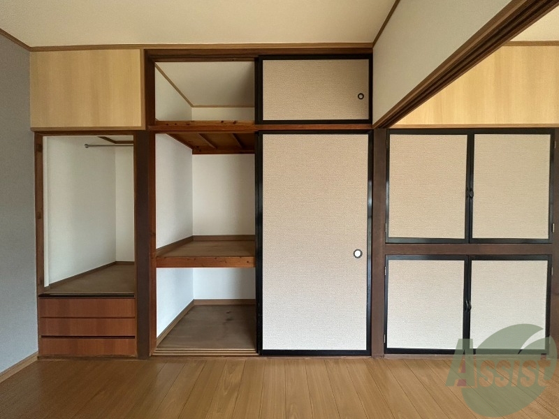 収納　広々としていて大型の家具や荷物も収納できます。