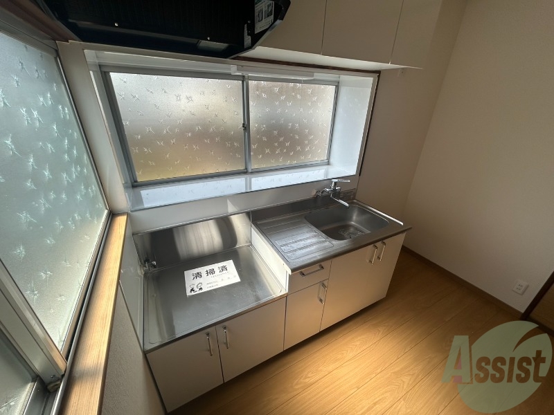 洗面設備　調理スペースもあるため自炊もしやすくなっております。