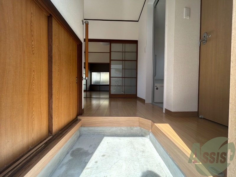 玄関　段差の低い玄関で躓きにくくなっております。