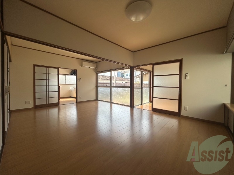 居室・リビング　フローリング１２帖のお部屋で照明付きです。