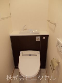 トイレ　温水洗浄便座完備です。