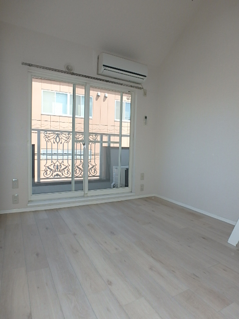 居室・リビング　天井高くて開放的なお部屋。