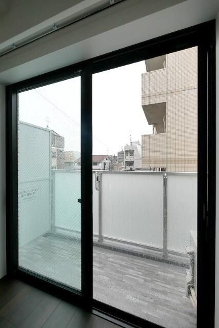 バルコニー　暖かな日差しのふりそそぐバルコニー