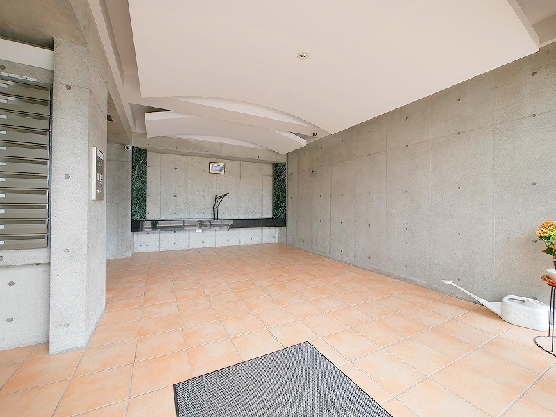 エントランス　天井が高く、高級感のあるエントランスですね♪