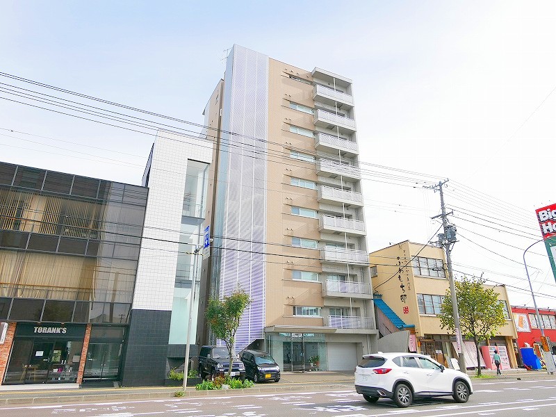 建物外観　商業施設が目の前にあり便利な立地にあるマンションです♪