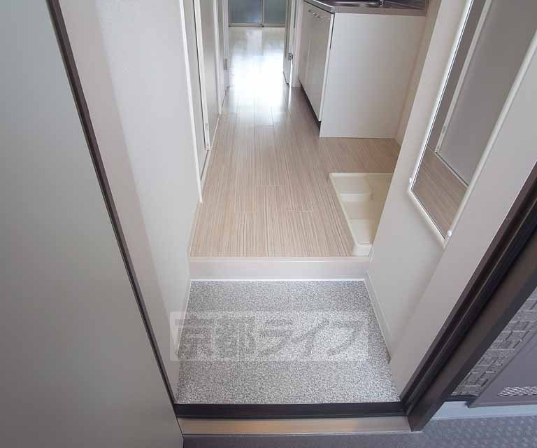 玄関　備え付けの鏡で身だしなみチェック！