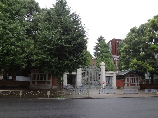 大学・短大　正門（大学・短大）まで590m