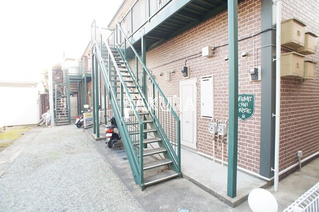 エントランス　外出の多い方でも安心の宅配ボックス付き♪