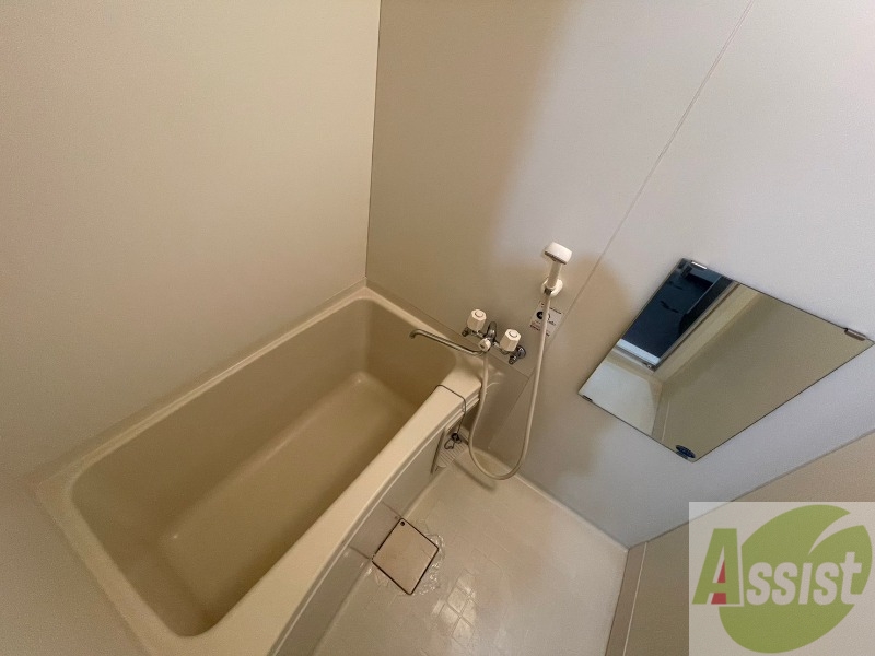 バス・シャワールーム　バスルームは狭すぎず、シャワーも浴びやすそうです。