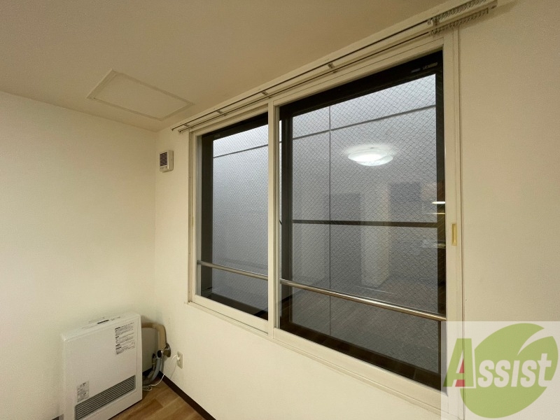 バルコニー　リビングには大きな窓があり空気の入れ替えができますね～。