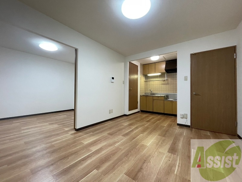 居室・リビング　８．７帖のリビングです。広々として、きれいですね。