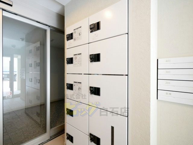 エントランス　留守中も荷物が受け取れて便利な宅配ＢＯＸ完備しています♪