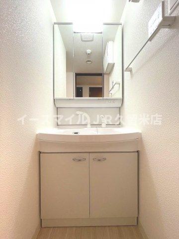 洗面設備　独立洗面台、小物を置くことができて便利です