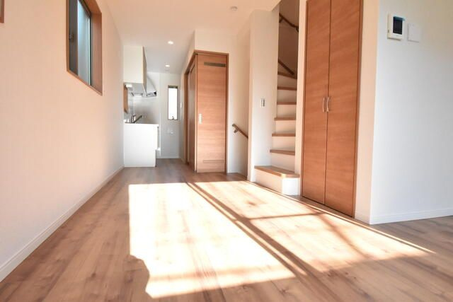 居室・リビング　【２F】■LDK 13.5■２面採光■分譲タイプ■最上階