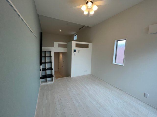 その他設備　手すり付きの階段で昇り降りも安心※205号室の写真です