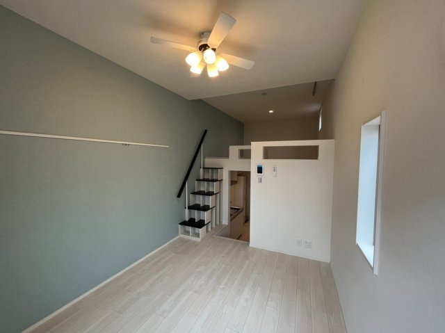 居室・リビング　手すり付きの階段で昇り降りも安心※205号室の写真です