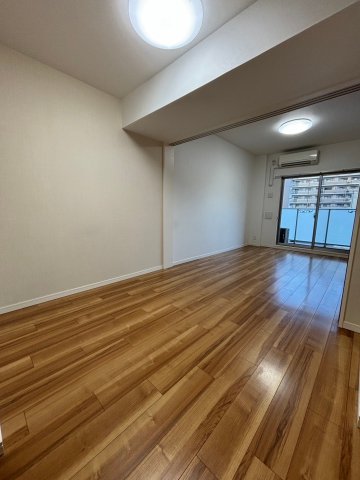 その他部屋・スペース　落ち着いた色調の寝室です