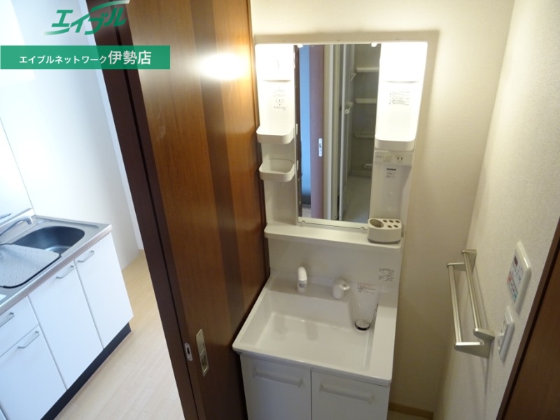 洗面設備　同型参考写真