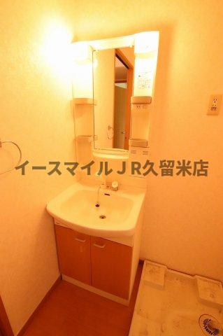 洗面設備　独立洗面台、小物を置くことができて便利です