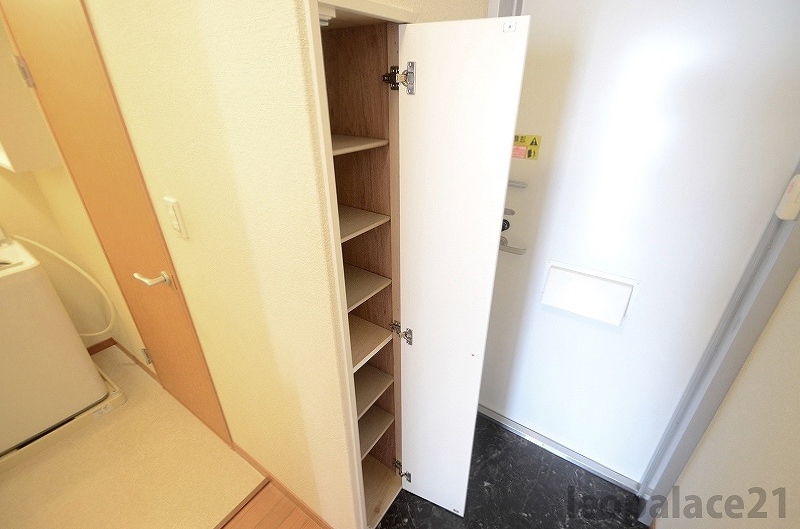 玄関　玄関スペースには下駄箱スペースがあります。