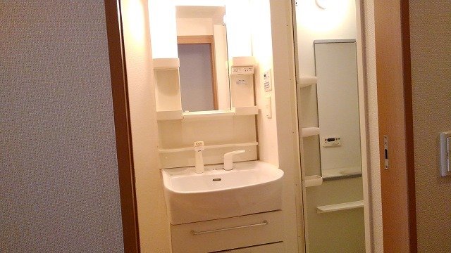 洗面設備　コンパクトで使いやすい洗面所