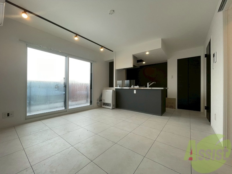 居室・リビング　フローリングや壁の色がお洒落な印象のリビングです。