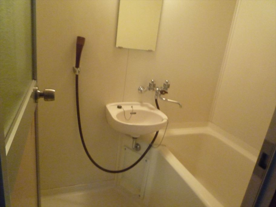 バス・シャワールーム　コンパクトで使いやすいお風呂です