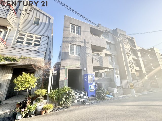 建物外観　敷地内にゴミ置き場があります