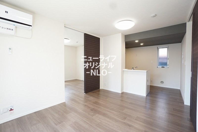 居室・リビング　対面キッチンのあるLDKはエアコン、照明付きです♪